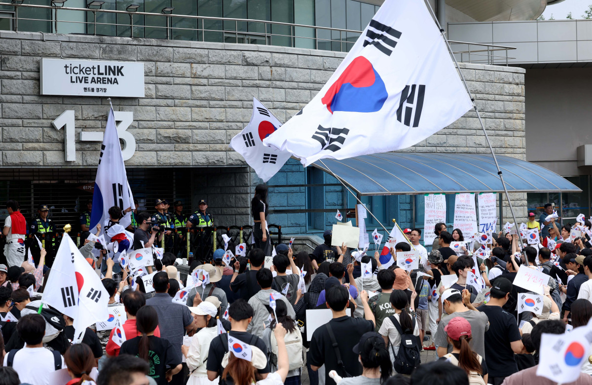 ▲6·3 지방선거 투표용지 부족 사태에 반발한 시민들이 7일 서울 송파구 올림픽공원 핸드볼경기장 앞에서 재선거를 요구하며 사흘째 개표소를 막아서고 있다. 신태현 기자 holjjak@