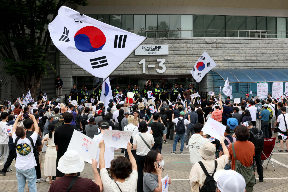 ▲6·3 지방선거 투표용지 부족 사태에 반발한 시민들이 7일 서울 송파구 올림픽공원 핸드볼경기장 앞에서 재선거를 요구하며 사흘째 개표소를 막아서고 있다. 신태현 기자 holjjak@