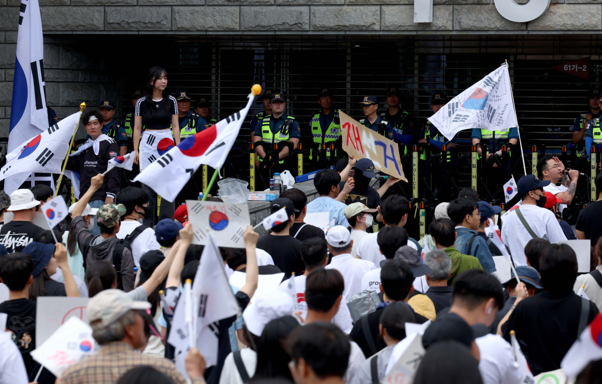 ▲6·3 지방선거 투표용지 부족 사태에 반발한 시민들이 7일 서울 송파구 올림픽공원 핸드볼경기장 앞에서 재선거를 요구하며 사흘째 개표소를 막아서고 있다. 신태현 기자 holjjak@