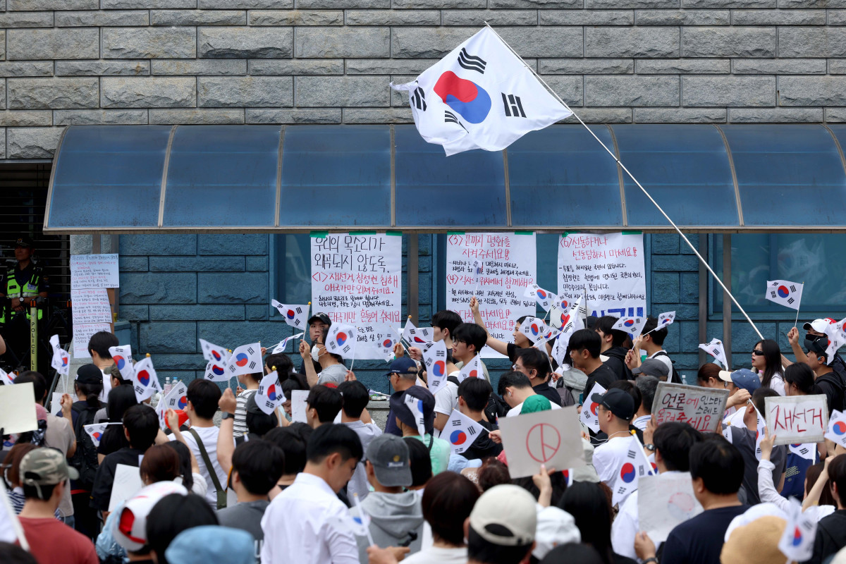 ▲6·3 지방선거 투표용지 부족 사태에 반발한 시민들이 7일 서울 송파구 올림픽공원 핸드볼경기장 앞에서 재선거를 요구하며 사흘째 개표소를 막아서고 있다. 신태현 기자 holjjak@