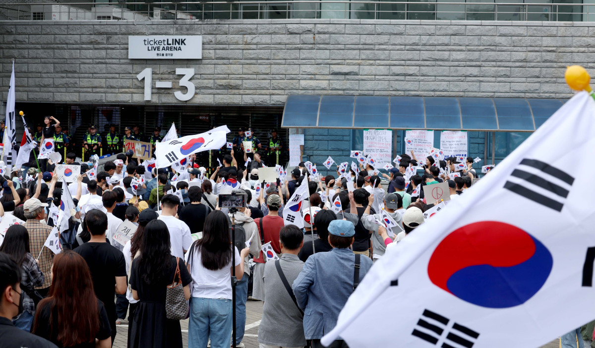 ▲6·3 지방선거 투표용지 부족 사태에 반발한 시민들이 7일 서울 송파구 올림픽공원 핸드볼경기장 앞에서 재선거를 요구하며 사흘째 개표소를 막아서고 있다. 신태현 기자 holjjak@