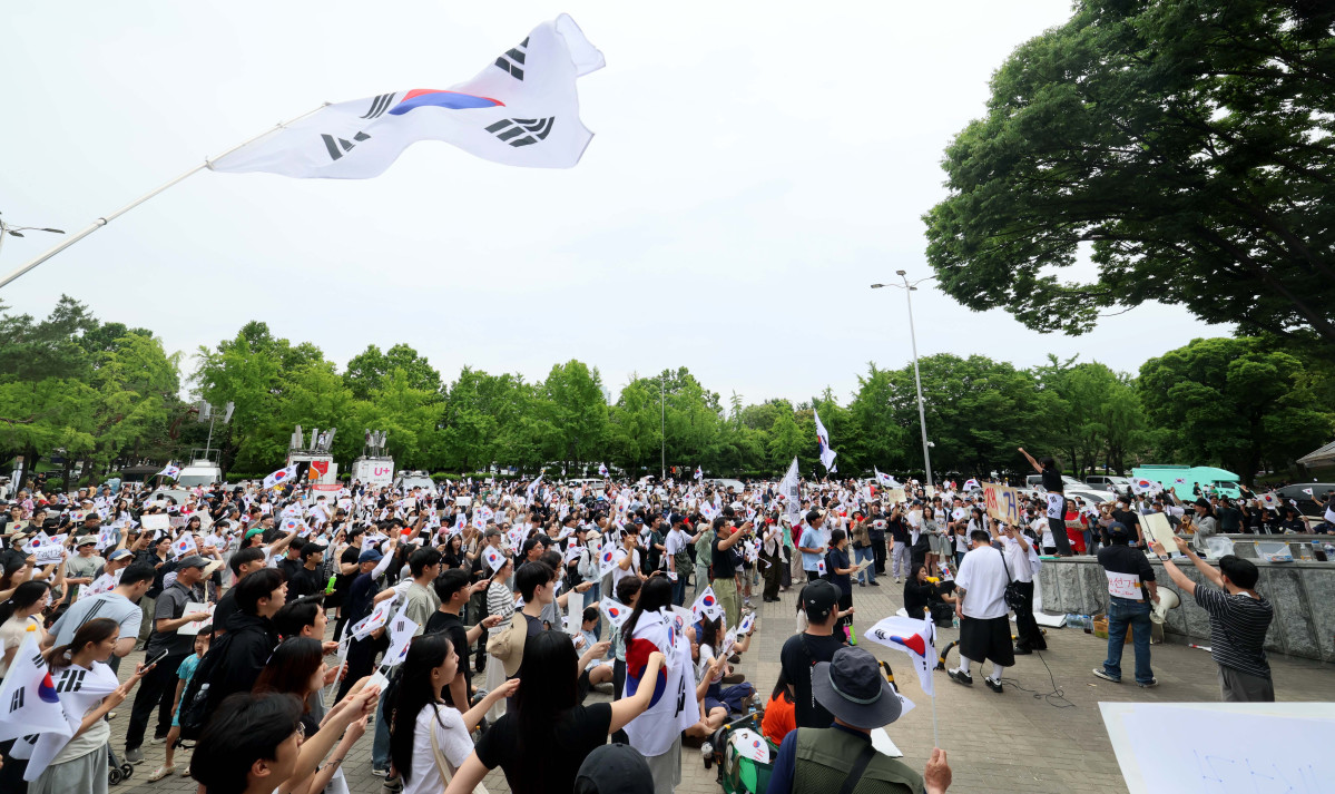▲6·3 지방선거 투표용지 부족 사태에 반발한 시민들이 7일 서울 송파구 올림픽공원 핸드볼경기장 앞에서 재선거를 요구하며 사흘째 개표소를 막아서고 있다. 신태현 기자 holjjak@
