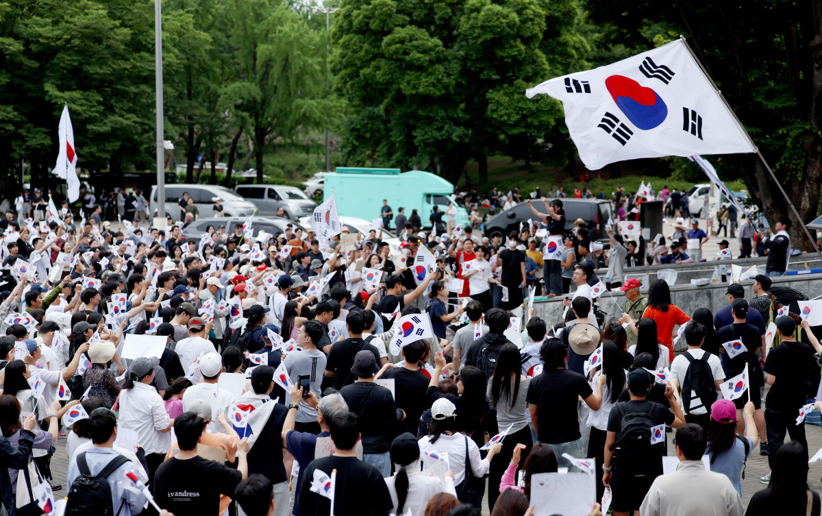 ▲6·3 지방선거 투표용지 부족 사태에 반발한 시민들이 7일 서울 송파구 올림픽공원 핸드볼경기장 앞에서 재선거를 요구하며 사흘째 개표소를 막아서고 있다. 신태현 기자 holjjak@