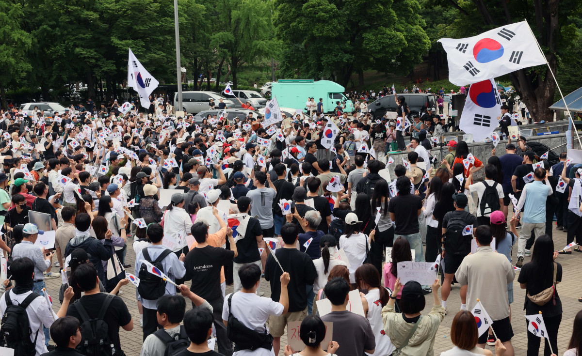 ▲6·3 지방선거 투표용지 부족 사태에 반발한 시민들이 7일 서울 송파구 올림픽공원 핸드볼경기장 앞에서 재선거를 요구하며 사흘째 개표소를 막아서고 있다. 신태현 기자 holjjak@