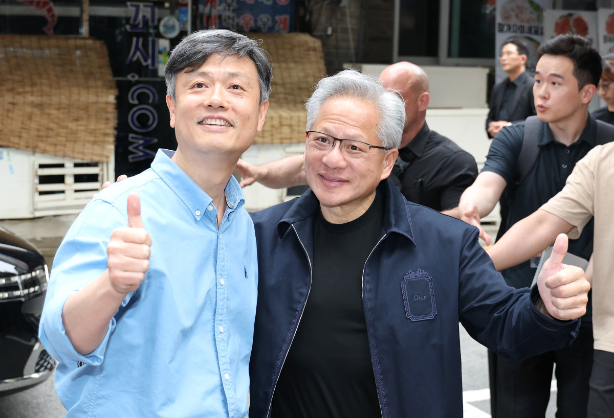 ▲젠슨 황 엔비디아 최고경영자(CEO)와 장병규 크래프톤 의장(왼쪽)이 7일 서울 강남구에 있는 한 PC방 앞에서 만나 기념 촬영을 하고 있다. (연합뉴스)