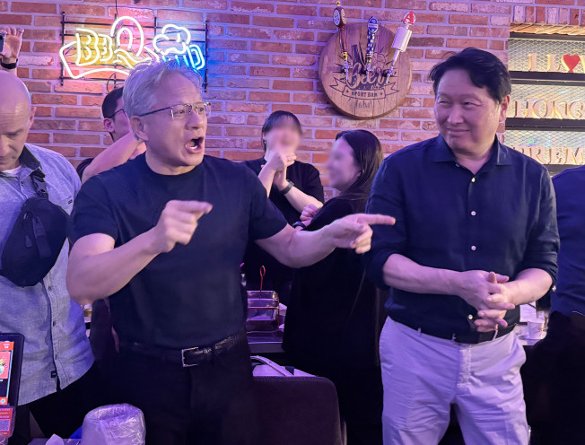 ▲젠슨 황 엔비디아 최고경영자(CEO)가 5일 서울 마포구 비비큐(BBQ) 홍대입구점에서 최태원 SK그룹 회장, 구광모 LG그룹 회장, 이해진 네이버 의장 등과 대화하고 있다. (연합뉴스)