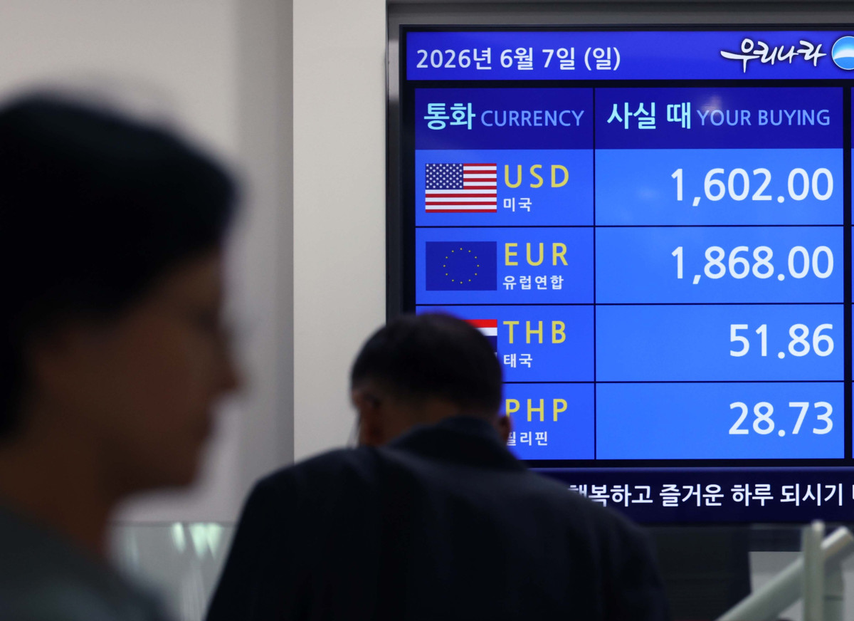 ▲원·달러 환율이 외환위기 이후 최고 수준으로 치솟으며 1600원 선에 바짝 다가서고 있는 가운데 7일 인천 중구 인천공항 제1여객터미널 환전소에 달러 현찰 판매 환율이 표시되고 있다. 공항 환전소 환율은 이미 1624원까지 올라섰고, 외환시장에서도 환율이 장중 1561.5원을 기록하며 글로벌 금융위기 이후 최고치를 경신했다. 외국인 자금 이탈과 달러 강세가 겹치면서 환율 상승 압력이 한층 커지는 모습이다. 신태현 기자 holjjak@