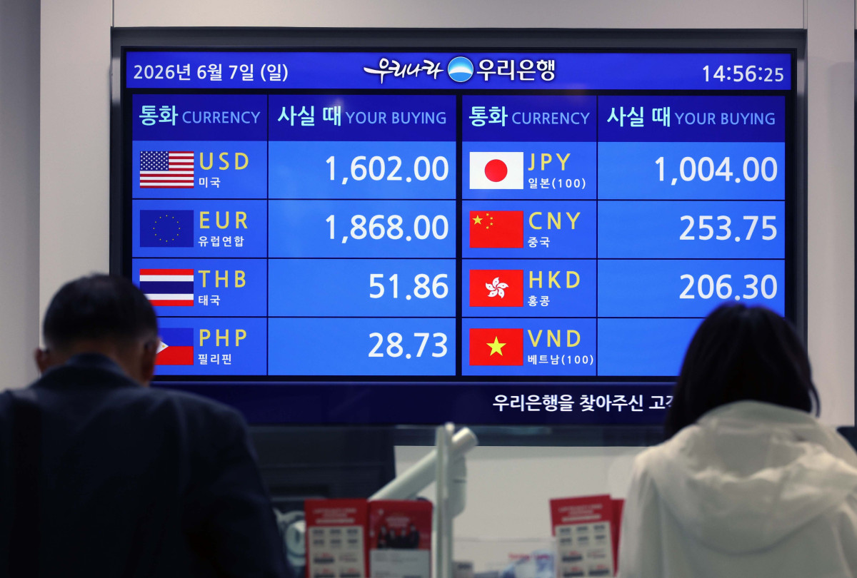 ▲원·달러 환율이 외환위기 이후 최고 수준으로 치솟으며 1600원 선에 바짝 다가서고 있는 가운데 7일 인천 중구 인천공항 제1여객터미널 환전소에 달러 현찰 판매 환율이 표시되고 있다. 공항 환전소 환율은 이미 1624원까지 올라섰고, 외환시장에서도 환율이 장중 1561.5원을 기록하며 글로벌 금융위기 이후 최고치를 경신했다. 외국인 자금 이탈과 달러 강세가 겹치면서 환율 상승 압력이 한층 커지는 모습이다. 신태현 기자 holjjak@