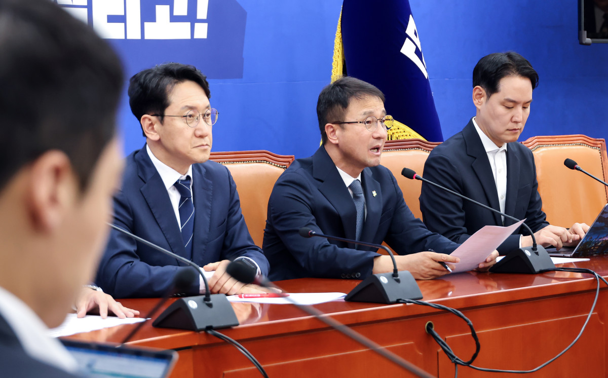 ▲더불어민주당 한병도 원내대표가 7일 국회에서 6·3 지방선거에서 불거진 투표용지 부족 사태와 관련, 긴급 기자 간담회를 열고 있다. 사진=연합뉴스