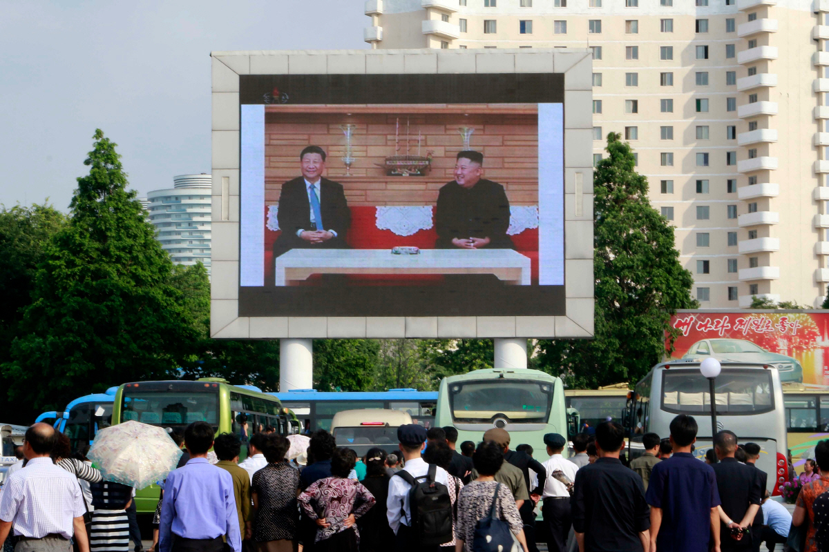 ▲북한 평양역에서 2019년 6월 21일 주민들이 김정은(오른쪽) 국무위원장과 시진핑 중국 국가주석의 회담 장면을 시청하고 있다. 시 주석은 8~9일 7년 만에 처음으로 북한을 국빈 방문한다. (평양/AP연합뉴스)