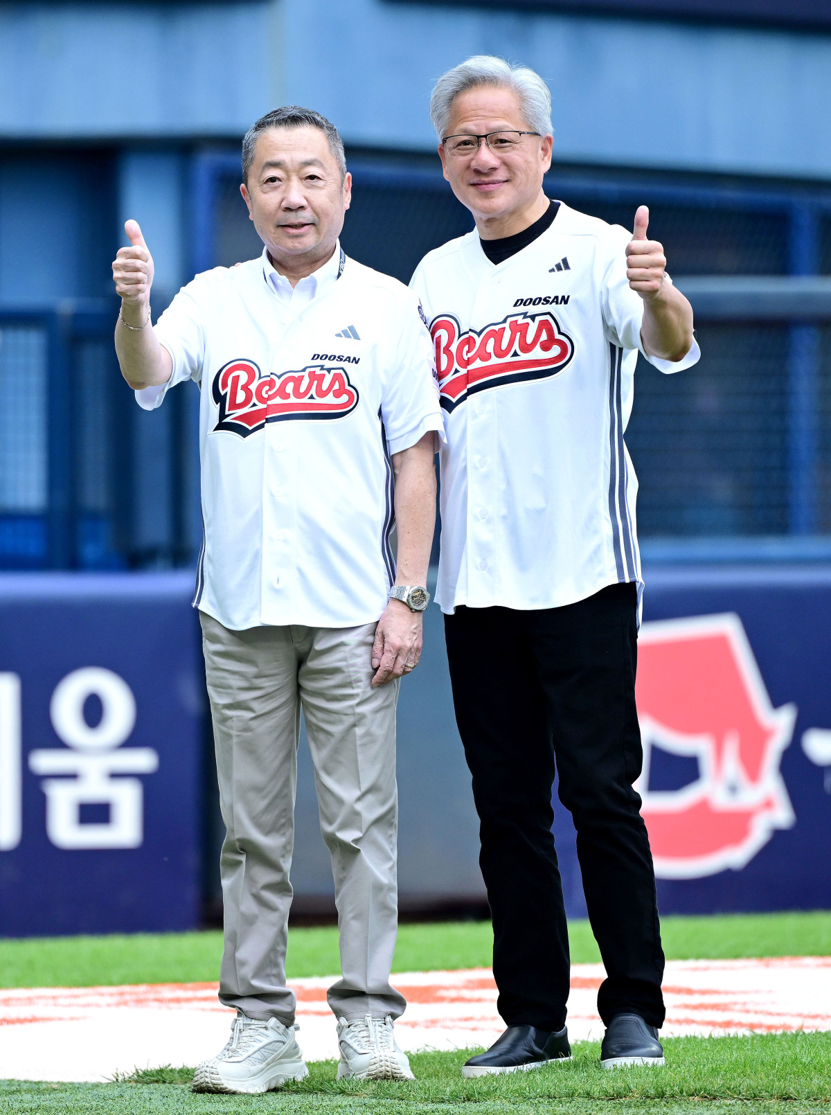 ▲젠슨 황 엔비디아 최고경영자(CEO)와 박정원 두산그룹 회장이 7일 서울 송파구 잠실야구장에서 열린 두산베어스와 키움히어로즈의 경기에 앞서 시구와 시타를 마친뒤 인사하고 있다. 사진공동취재단