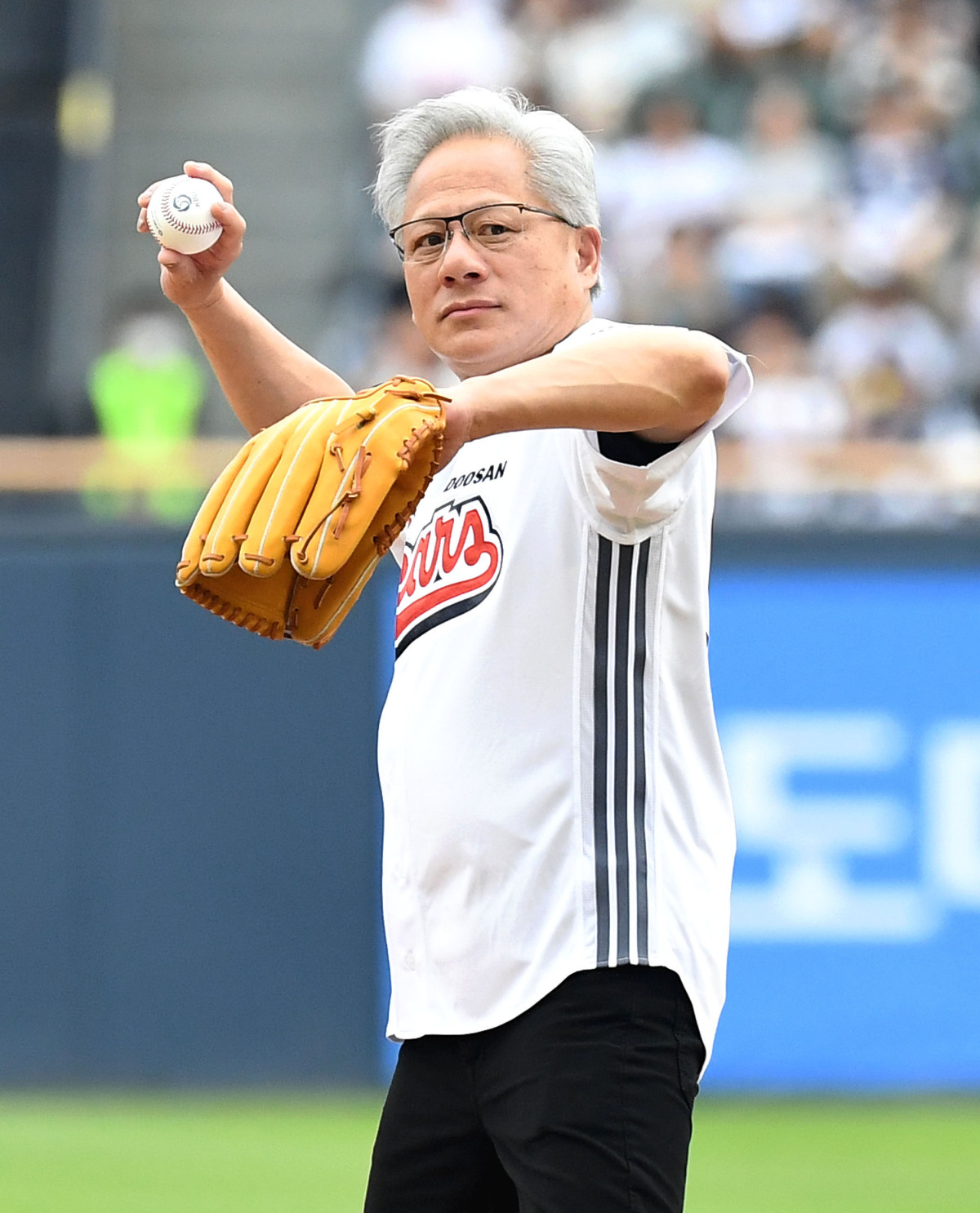 ▲젠슨 황 엔비디아 최고경영자(CEO)가 7일 서울 송파구 잠실야구장에서 열린 두산베어스와 키움히어로즈의 경기에 앞서 시구를 하고 있다. 사진공동취재단