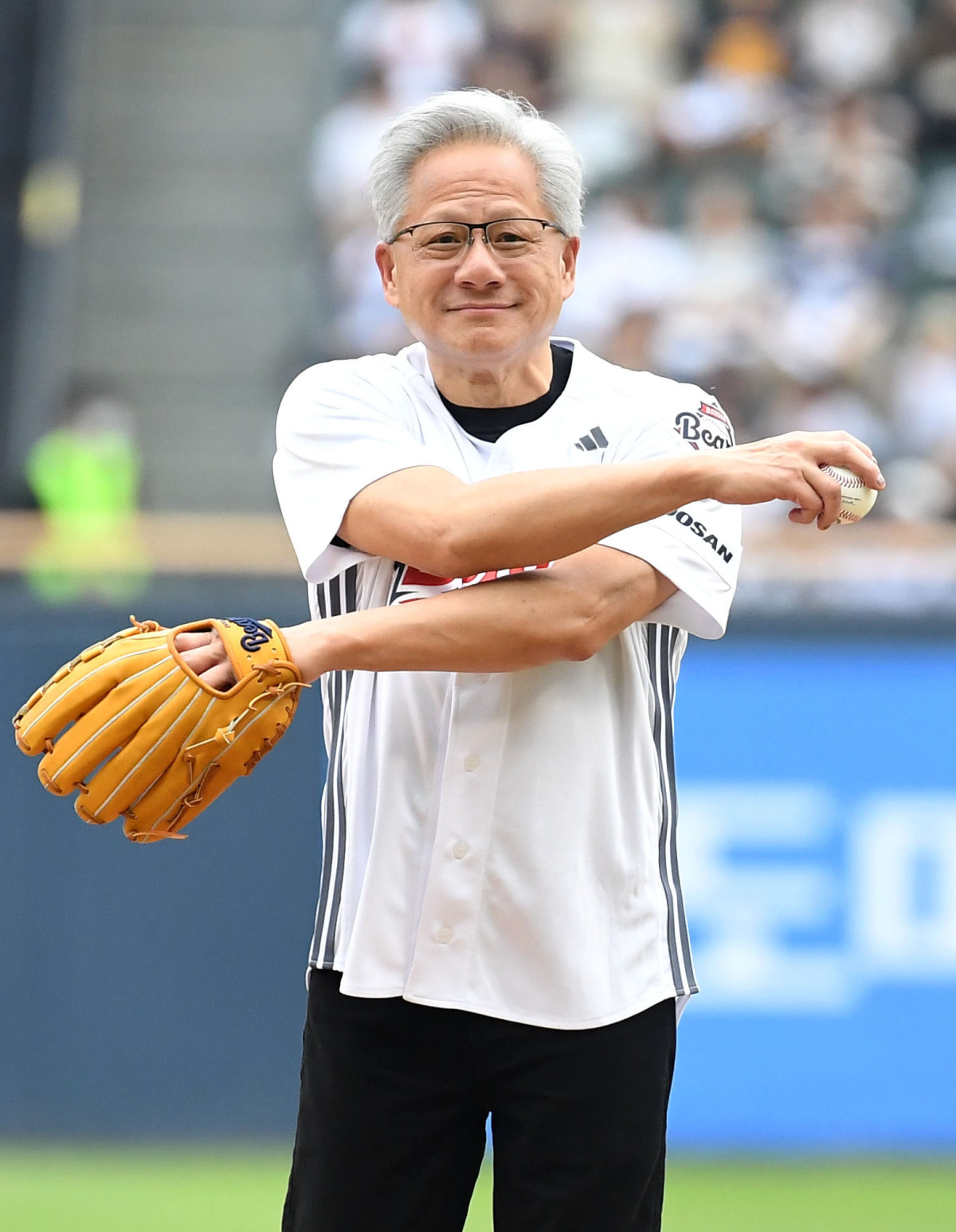 ▲젠슨 황 엔비디아 최고경영자(CEO)가 7일 서울 송파구 잠실야구장에서 열린 두산베어스와 키움히어로즈의 경기에 앞서 시구를 하고 있다. 사진공동취재단
