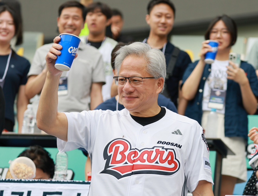 ▲젠슨 황 엔비디아 최고경영자(CEO)가 7일 서울 송파구 잠실야구장에서 열린 두산베어스와 키움히어로즈의 경기에 앞서 시구를 마친 뒤 시민들과 인사하고 있다. 사진공동취재단 (이투데이DB)