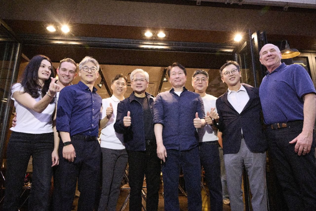 ▲7일 저녁 서울 강남구 삼성동에서 진행된 최태원 SK그룹 회장과 젠슨 황 엔비디아 창립자 겸 최고경영자(CEO)의 저녁식사 회동 현장 모습. 최 회장, 황 CEO, 최윤정 SK바이오팜 전략기획본부장, 매디슨 황 엔비디아 옴니버스·로보틱스 제품 마케팅 수석, 곽노정 SK하이닉스 CEO, 정재헌 SK텔레콤 CEO, 김주선 SK하이닉스 AI Infra담당, 정석근 SK텔레콤 AI CIC장 겸 CTO 등이 참석했다. (사진=SK수펙스추구협의회)