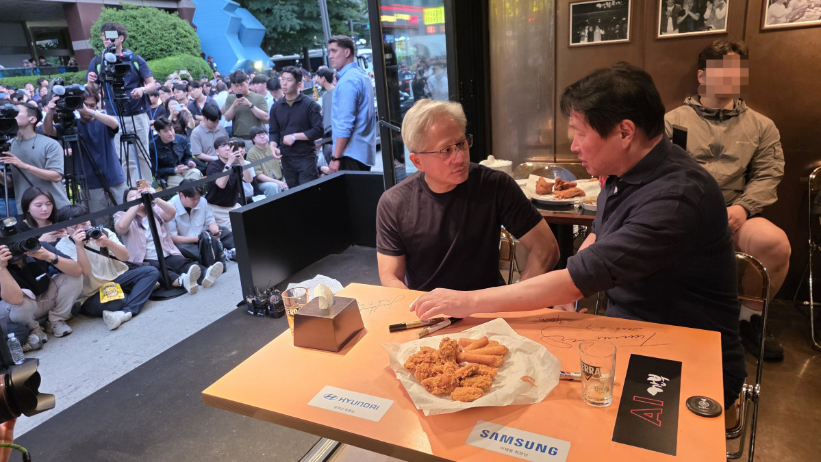 ▲7일 저녁 서울 강남구 삼성동에서 진행된 최태원 SK그룹 회장과 젠슨 황 엔비디아 창립자 겸 최고경영자(CEO)의 저녁식사 회동 현장 모습. 최 회장, 황 CEO, 최윤정 SK바이오팜 전략기획본부장, 매디슨 황 엔비디아 옴니버스·로보틱스 제품 마케팅 수석, 곽노정 SK하이닉스 CEO, 정재헌 SK텔레콤 CEO, 김주선 SK하이닉스 AI Infra담당, 정석근 SK텔레콤 AI CIC장 겸 CTO 등이 참석했다. (사진=SK수펙스추구협의회)