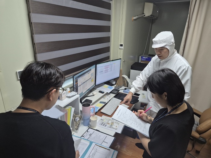 ▲장수군 관계기관 합동점검반이 학교급식 식재료 공급·가공업체를 방문해 위생관리 서류와 식재료 관리 상태를 확인하고 있다. (사진제공=장수군)