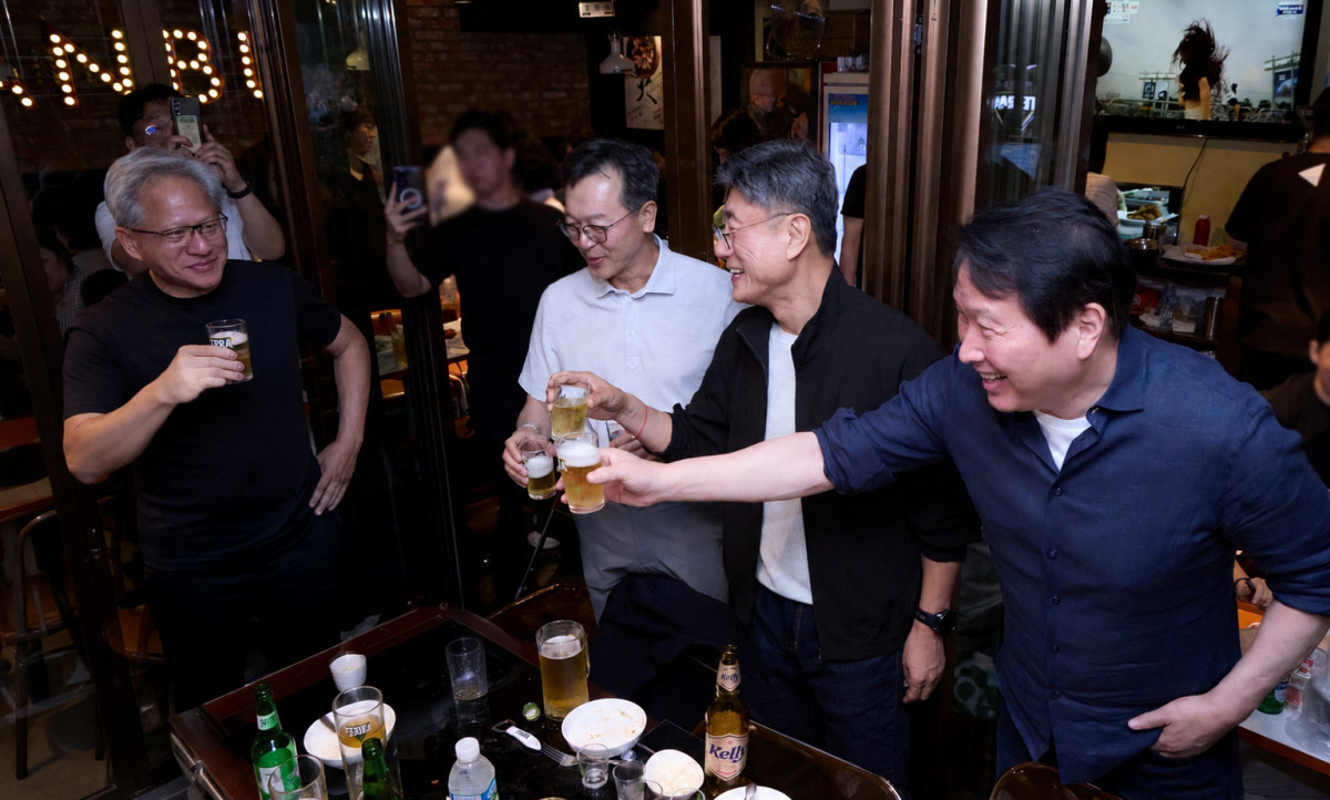 ▲사진 왼쪽부터 젠슨 황 엔비디아 CEO, 김주선 SK 하이닉스 AI Infra 사장, 정재헌 SKT CEO, 최태원 SK그룹 회장. (사진제공=SKT)