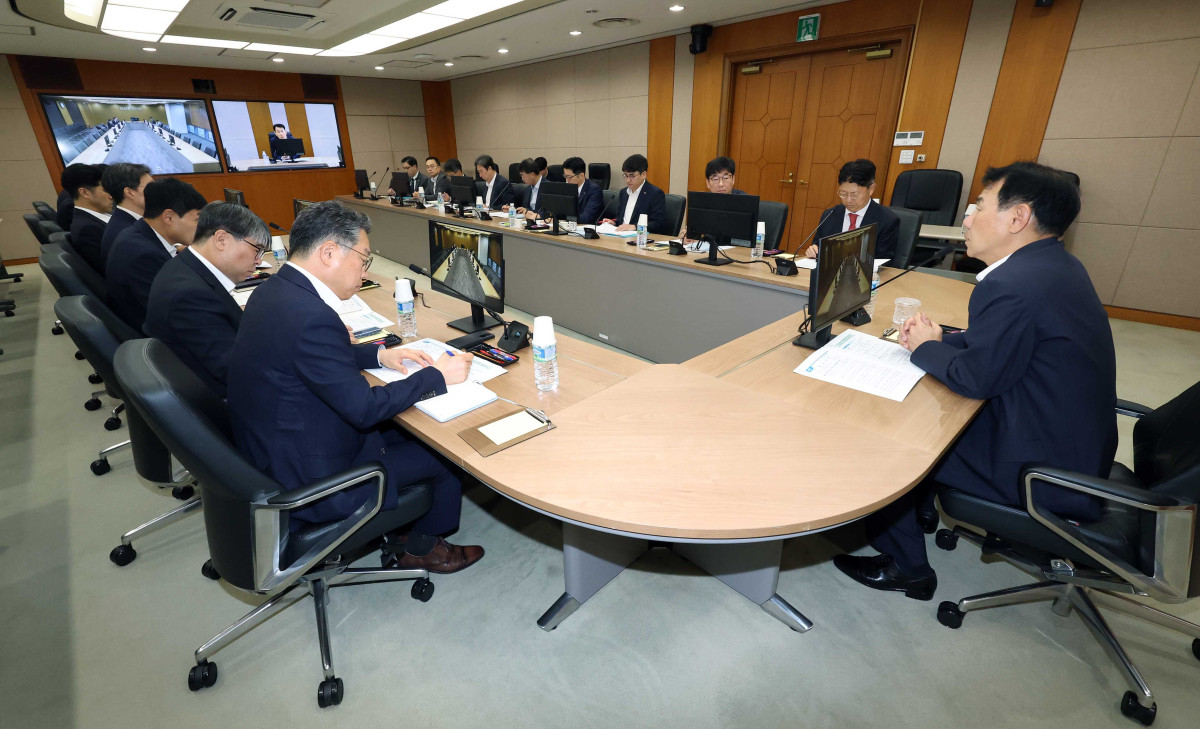 ▲정은보 한국거래소 이사장(사진 맨 오른쪽)는 2026.6.8(월) 오전8시 서울사옥에서 국내외 증시 변동성 확대 등에 대응하여 '긴급 시장점검회의'를 개최했다. (사진=한국거래소)