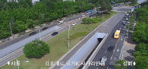 ▲[속보] 김포 장기지하차도 강화방면 교통사고 발생 안전재난문자 발송…“터널 내 조명 파손·정체 심각” (출처=김포시 교통정보 센터)