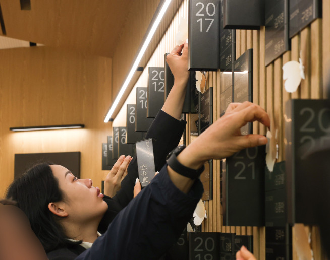 ▲ 뇌사 기증자 김수복님을 기리는 명패를 유족이 부착하고 있다. (사진제공=삼성서울병원)
