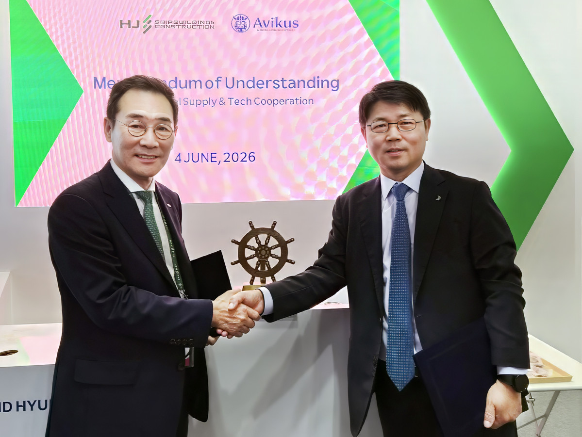 ▲HJ 중공업과 'HD현대 아비커스'가 선박 자율운항 솔루션 공급 및 기술협력 MOU를 체결하고 있다. (사진제공=HJ중공업)