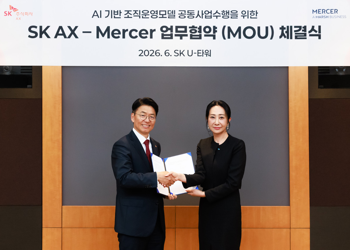 ▲김완종 SK AX 사장(왼쪽)과 장지원 Mercer Korea 공동대표가 경기도 성남시 SK AX 본사에서 'AI+Human 조직운영 모델 개발 및 Agentic AI 플랫폼 구축 공동 사업 수행 협약(MOU)'을 체결한 후 기념사진을 찍은 모습. (사진제공=SK AX)