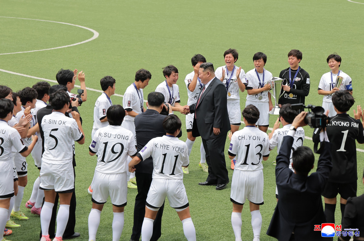 ▲2025-2026 AFC 여자 챔피언스리그(AWCL)에서 우승한 내고향팀 선수들을 격려하는 김정은 북한 국무위원장. (평양 조선중앙통신/연합뉴스)