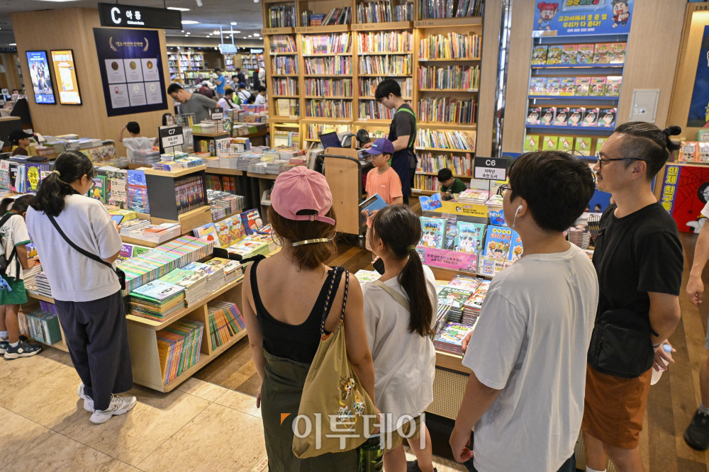 ▲서울 종로구 교보문고 광화문점을 찾은 시민들이 휴일을 즐기고 있다. 조현호 기자 hyunho@ (이투데이DB)