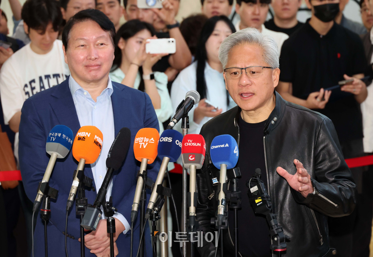 ▲젠슨 황(오른쪽) 엔비디아 최고경영자(CEO)와 최태원 SK그룹 회장이 8일 서울 종로구 SK 서린사옥 로비에서 SK와 엔디비아 협력 관련 언론 브리핑을 하고 있다. 고이란 기자 photoeran@