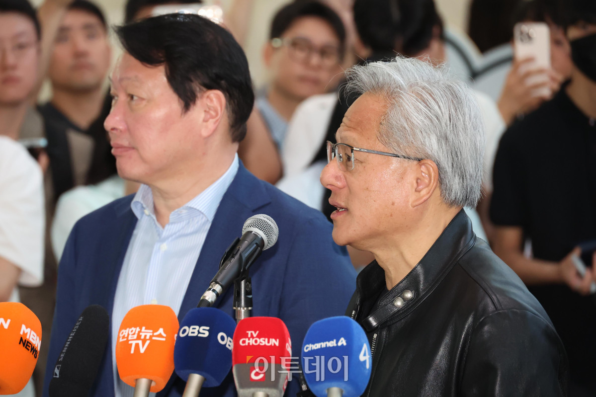 ▲젠슨 황(오른쪽) 엔비디아 최고경영자(CEO)와 최태원 SK그룹 회장이 8일 서울 종로구 SK 서린사옥 로비에서 SK와 엔디비아 협력 관련 언론 브리핑을 하고 있다. 고이란 기자 photoeran@