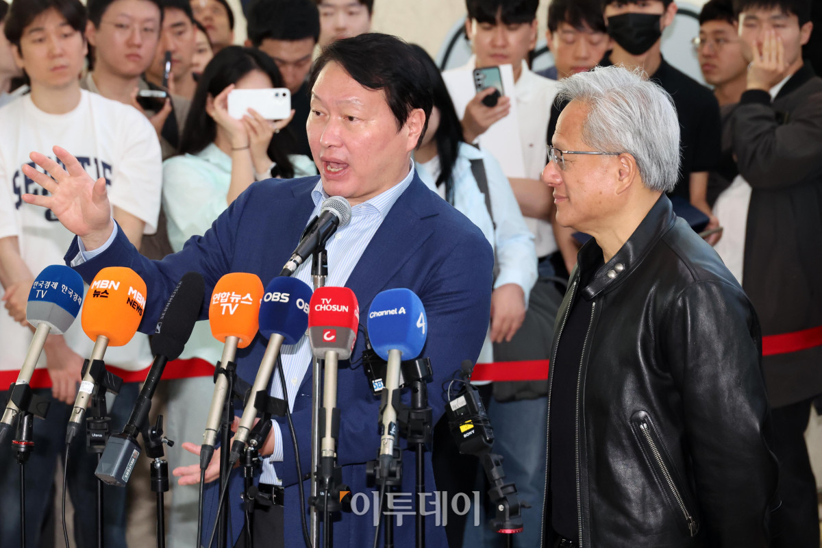 ▲젠슨 황(오른쪽) 엔비디아 최고경영자(CEO)와 최태원 SK그룹 회장이 8일 서울 종로구 SK 서린사옥 로비에서 SK와 엔디비아 협력 관련 언론 브리핑을 하고 있다. 고이란 기자 photoeran@