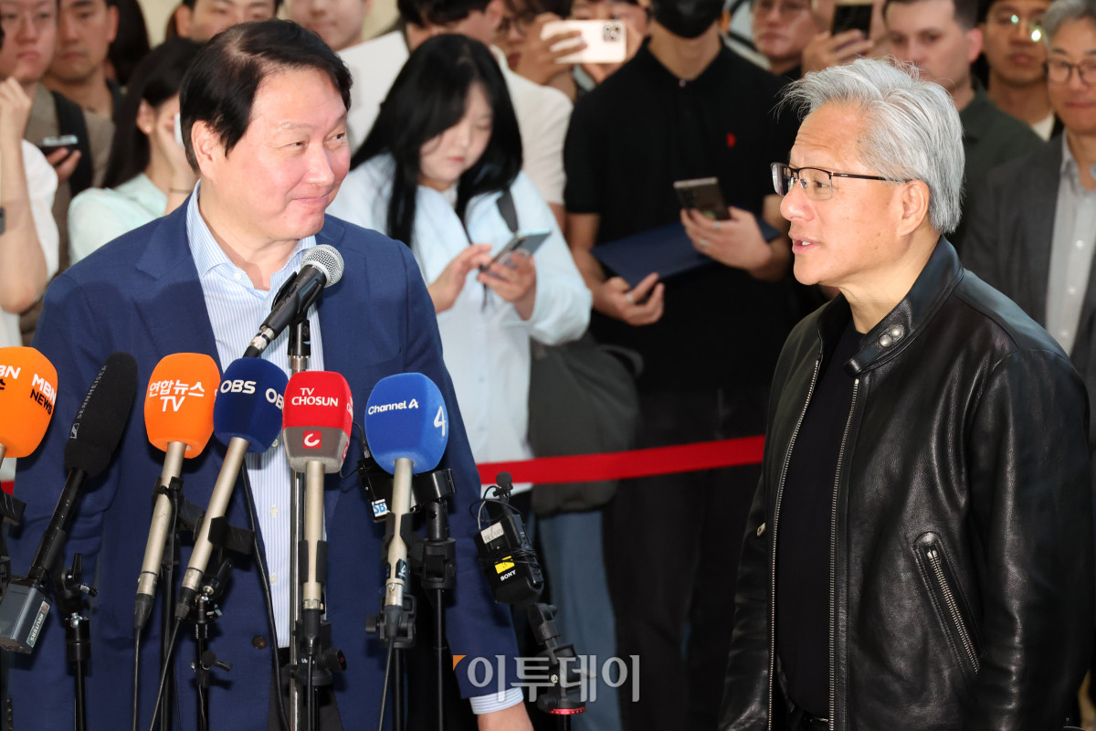 ▲젠슨 황(오른쪽) 엔비디아 최고경영자(CEO)와 최태원 SK그룹 회장이 8일 서울 종로구 SK 서린사옥 로비에서 SK와 엔디비아 협력 관련 언론 브리핑을 하고 있다. 고이란 기자 photoeran@