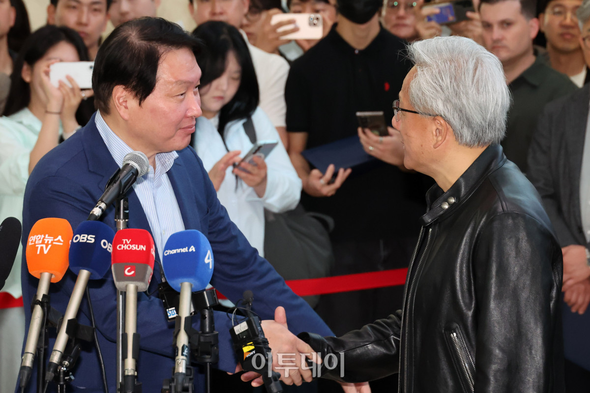 ▲젠슨 황(오른쪽) 엔비디아 최고경영자(CEO)와 최태원 SK그룹 회장이 8일 서울 종로구 SK 서린사옥 로비에서 SK와 엔디비아 협력 관련 언론 브리핑을 마치고 악수하고 있다. 고이란 기자 photoeran@