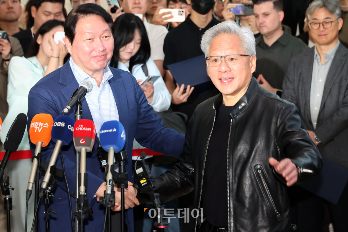 ▲젠슨 황(오른쪽) 엔비디아 최고경영자(CEO)와 최태원 SK그룹 회장이 8일 서울 종로구 SK 서린사옥 로비에서 SK와 엔디비아 협력 관련 언론 브리핑을 마치고 악수하고 있다. 고이란 기자 photoeran@