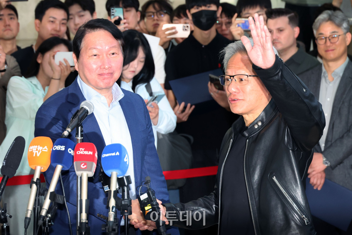 ▲젠슨 황(오른쪽) 엔비디아 최고경영자(CEO)와 최태원 SK그룹 회장이 8일 서울 종로구 SK 서린사옥 로비에서 SK와 엔디비아 협력 관련 언론 브리핑을 마치고 악수하고 있다. 고이란 기자 photoeran@