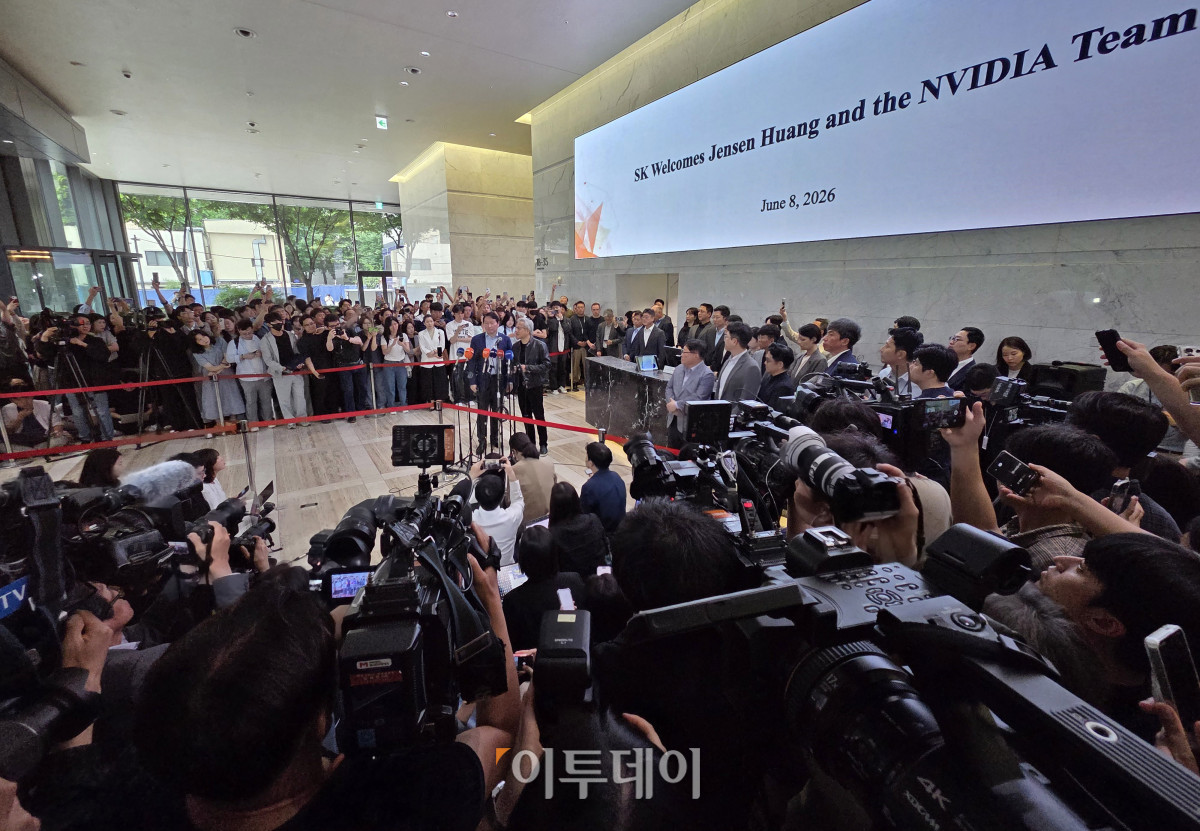 ▲젠슨 황(오른쪽) 엔비디아 최고경영자(CEO)와 최태원 SK그룹 회장이 8일 서울 종로구 SK 서린사옥 로비에서 SK와 엔디비아 협력 관련 언론 브리핑을 하고 있다. 고이란 기자 photoeran@