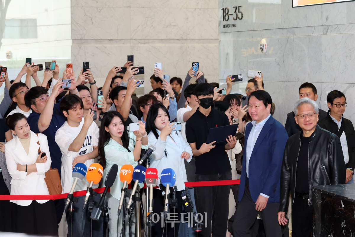 ▲젠슨 황(오른쪽) 엔비디아 최고경영자(CEO)와 최태원 SK그룹 회장이 8일 서울 종로구 SK 서린사옥 로비에서 SK와 엔디비아 협력 관련 언론 브리핑을 하기 위해 입장하고 있다. 고이란 기자 photoeran@