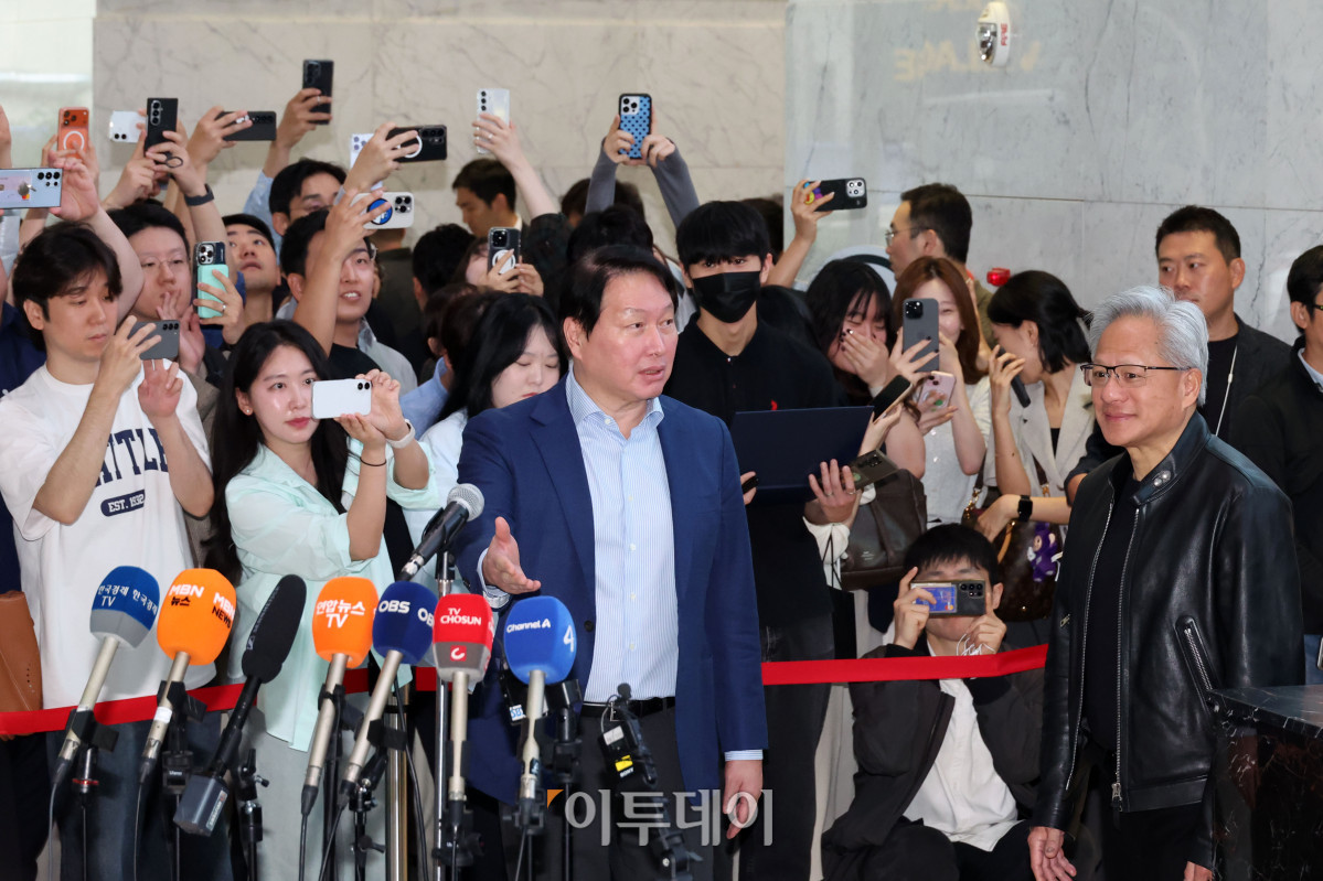 ▲젠슨 황(오른쪽) 엔비디아 최고경영자(CEO)와 최태원 SK그룹 회장이 8일 서울 종로구 SK 서린사옥 로비에서 SK와 엔디비아 협력 관련 언론 브리핑을 하기 위해 입장하고 있다. 고이란 기자 photoeran@