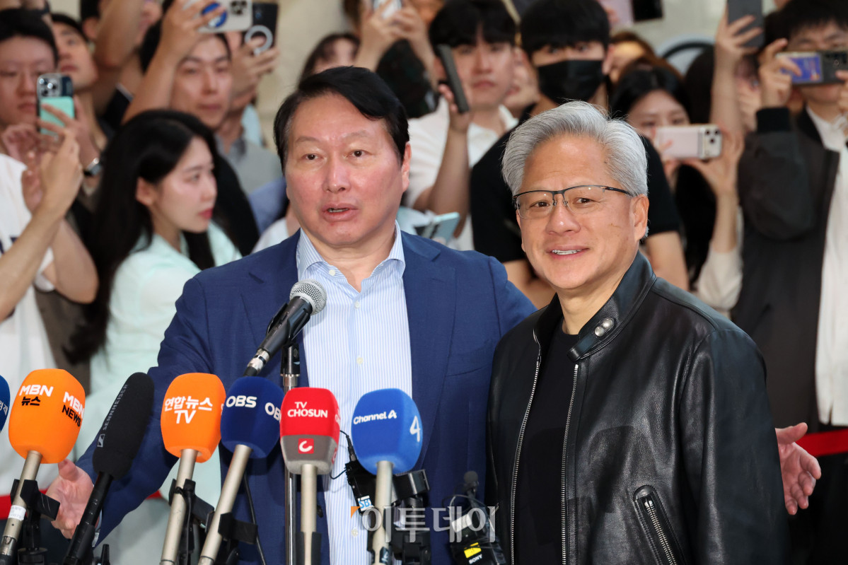 ▲젠슨 황(오른쪽) 엔비디아 최고경영자(CEO)와 최태원 SK그룹 회장이 8일 서울 종로구 SK 서린사옥 로비에서 SK와 엔디비아 협력 관련 언론 브리핑을 하고 있다. 고이란 기자 photoeran@