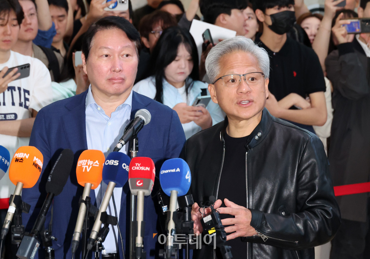 ▲젠슨 황(오른쪽) 엔비디아 최고경영자(CEO)와 최태원 SK그룹 회장이 8일 서울 종로구 SK 서린사옥 로비에서 SK와 엔디비아 협력 관련 언론 브리핑을 하고 있다. 고이란 기자 photoeran@