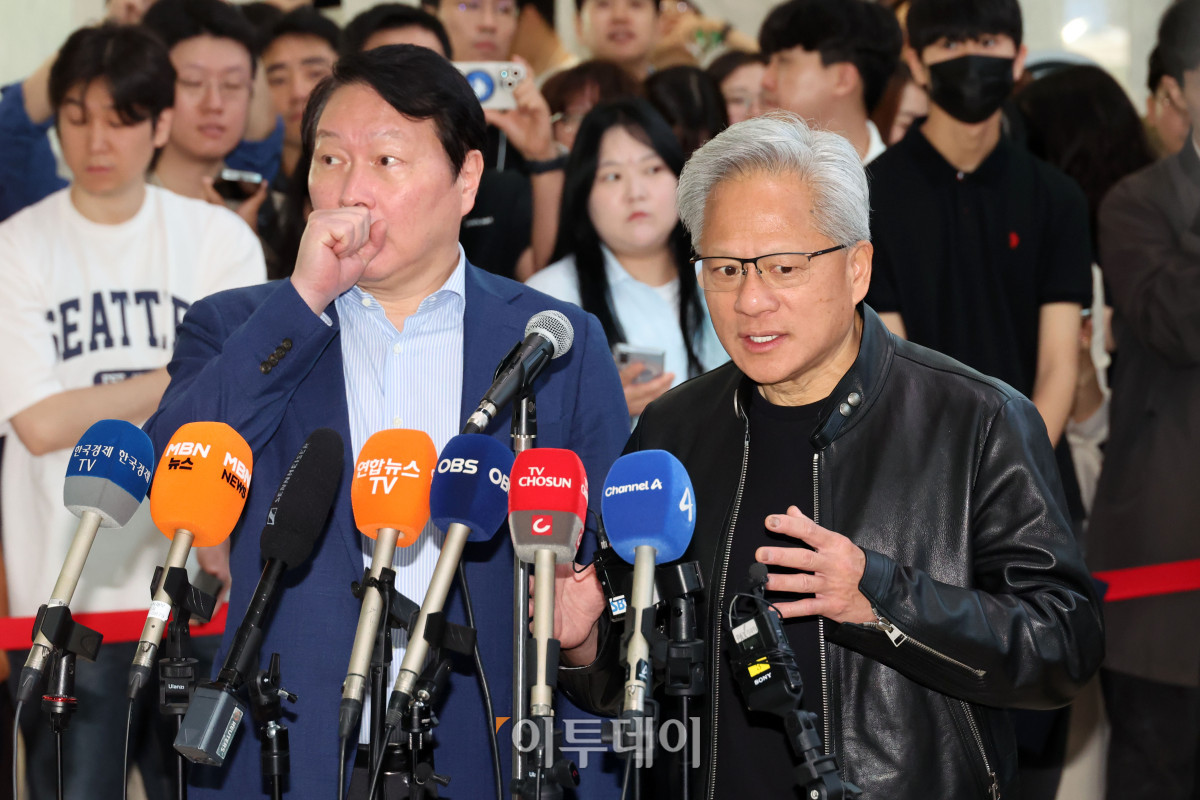 ▲젠슨 황(오른쪽) 엔비디아 최고경영자(CEO)와 최태원 SK그룹 회장이 8일 서울 종로구 SK 서린사옥 로비에서 SK와 엔디비아 협력 관련 언론 브리핑을 하고 있다. 고이란 기자 photoeran@