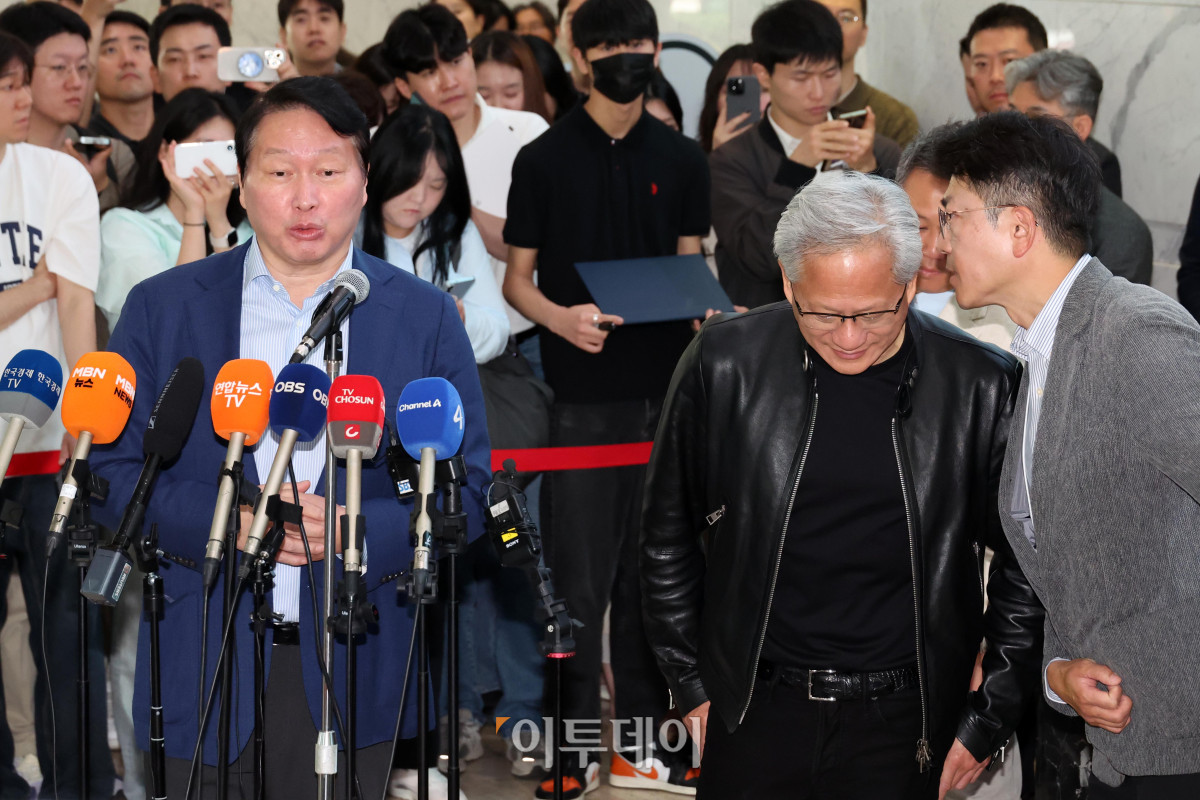 ▲젠슨 황(가운데) 엔비디아 최고경영자(CEO)와 최태원 SK그룹 회장이 8일 서울 종로구 SK 서린사옥 로비에서 SK와 엔디비아 협력 관련 언론 브리핑을 하고 있다. 고이란 기자 photoeran@