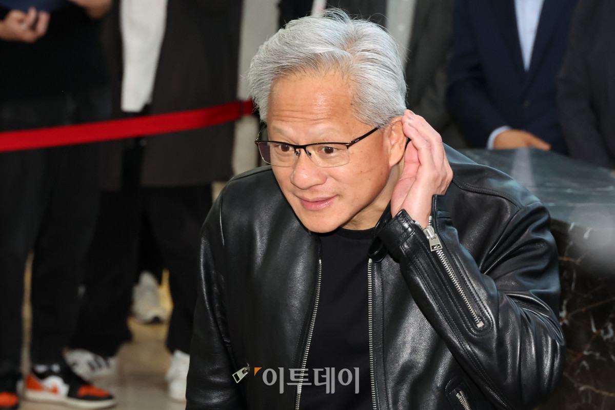 ▲젠슨 황 엔비디아 최고경영자(CEO)이 8일 서울 종로구 SK 서린사옥 로비에서 최태원 SK그룹 회장과 함께 SK와 엔디비아 협력 관련 언론 브리핑을 하고 있다. 고이란 기자 photoeran@