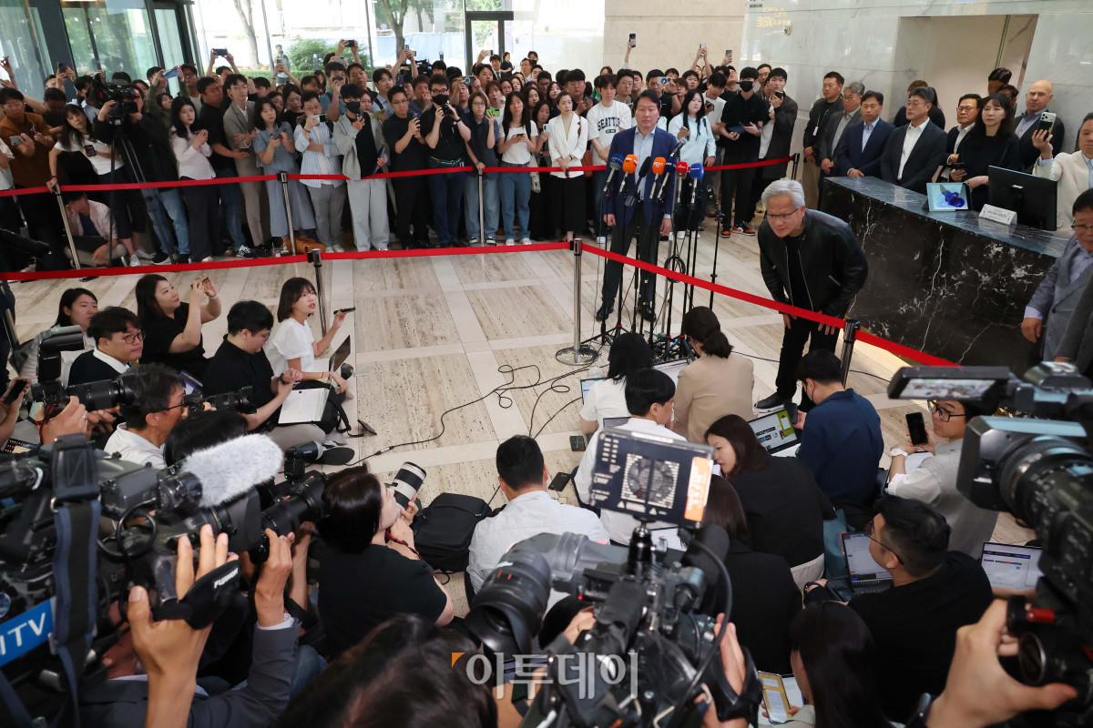 ▲젠슨 황(오른쪽) 엔비디아 최고경영자(CEO)와 최태원 SK그룹 회장이 8일 서울 종로구 SK 서린사옥 로비에서 SK와 엔디비아 협력 관련 언론 브리핑을 하고 있다. 고이란 기자 photoeran@