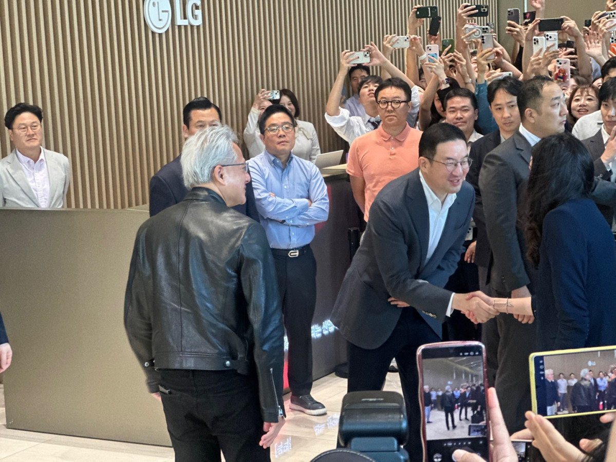 ▲젠슨 황 엔비디아 최고경영자(CEO)가 8일 구광모 LG그룹 회장과의 회동을 위해 서울 여의도 LG 트윈타워를 방문했다. 구 회장과 황 CEO의 장녀 메디슨 황 엔비디아 수석이사가 악수하고 있다. (이수진 기자 abc123@)