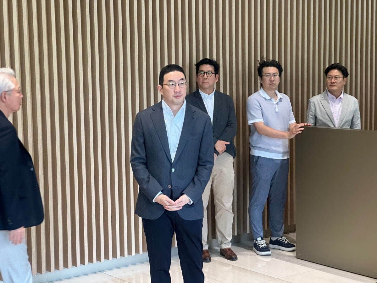 ▲젠슨 황 엔비디아 최고경영자(CEO)가 8일 구광모 LG그룹 회장과의 회동을 위해 서울 여의도 LG 트윈타워를 방문했다. 사진은 1층 로비에서 황 CEO를 기다리는 구 회장. (이수진 기자 abc123@)