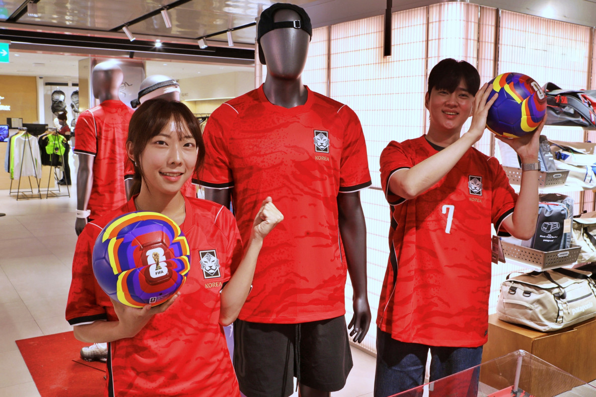 ▲서울시 중구 소공동에 위치한 롯데백화점 본점 7층 스포츠 매장에서 모델들이 2026 FIFA 북중미 월드컵 공식 굿즈를 홍보하고 있다. (사진제공=롯데쇼핑)
