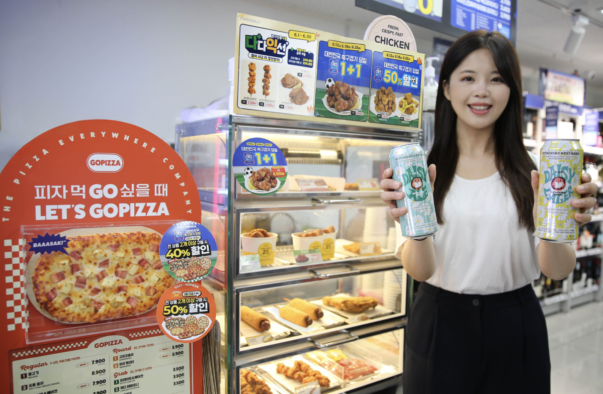 ▲GS25는 스포츠 축제를 맞아 치킨과 피자 50% 할인행사를 진행한다. (사진제공=GS리테일)