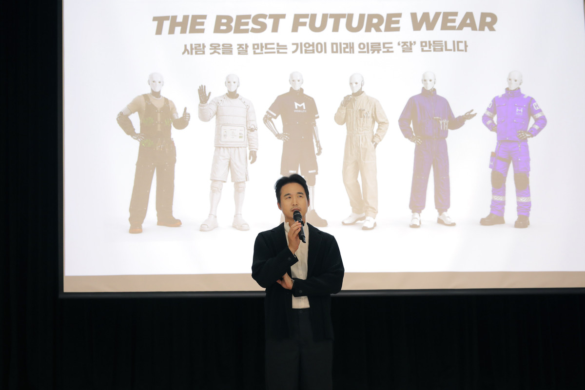 ▲김익환 한세실업 부회장이 8일 오전 열린 미디어 간담회에서 '한세실업이 그리는 패션의 Next Step'을 주제로 발표를 진행하고 있다. (사진제공=한세실업)
